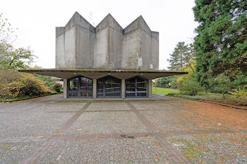 Trauerhalle Ost, Bochum, 1974, Architekt: Ferdinand Keilmann.<br/><br/>Foto: Sebastian Becker<br/><br/>jpg, 5858 × 3905 Pixel