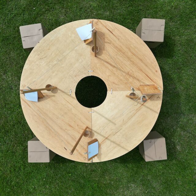 „Die neue Art des runden Tisches“ ist eine öffentliche, kostenlose Kommunikationsfläche, die an verschiedenen Orten der Stadt Münster, im Innen- und Außenraum, je nach Belieben in diesem Sommer genutzt werden kann.